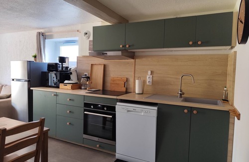 Paroisse Notre-Dame Wohnung | New furnished apartment with terrace and private parking.