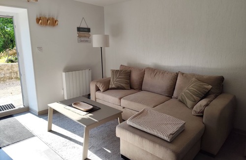 Paroisse Notre-Dame Wohnung | New furnished apartment with terrace and private parking.