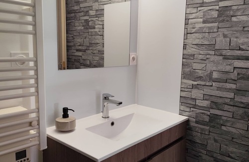 Paroisse Notre-Dame Wohnung | New furnished apartment with terrace and private parking.