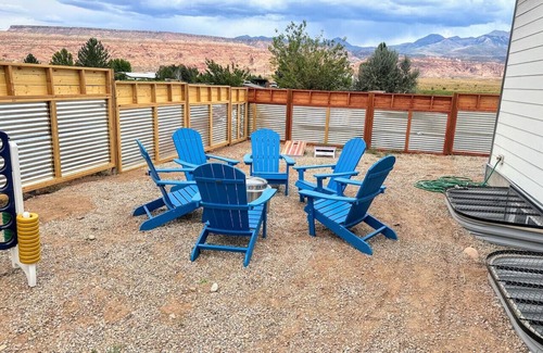 Moab South Valley Wohnung | NEW! GameRm–HotTub–TheaterRm–Mtn Views–3000sf–BBQ