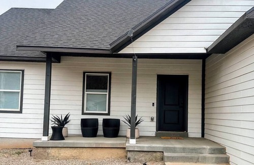 Moab South Valley Wohnung | NEW! GameRm–HotTub–TheaterRm–Mtn Views–3000sf–BBQ