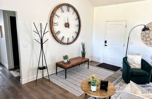 Moab South Valley Wohnung | NEW! GameRm–HotTub–TheaterRm–Mtn Views–3000sf–BBQ