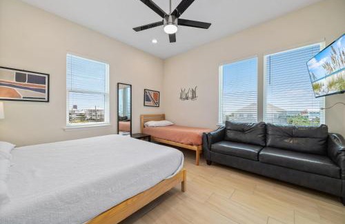 Villa Primera Haus | NEW Gulf Front with Game Room Family Friendly!