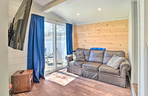 Kewadin Hütte | NEW! Historic Kewadin Schoolhouse: 1/2 Mi to Lake!