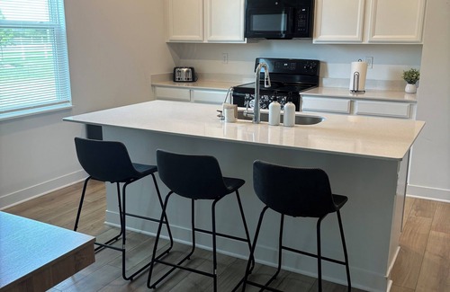 Maxwell Haus | New build! 4BR, Family+Pet Friendly, Yard+Garage