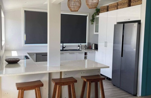 Whangaruru Haus | Beach to the left, Harbour to the right. Room for 2 families, seperate cabin