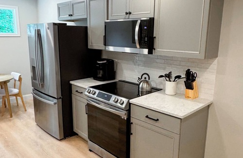 Buford Haus | New King Size Apt, Central Location, Modern Decor 1BR 1BA