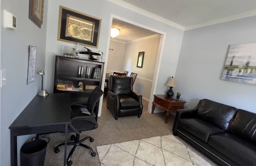 Olathe Haus | New large 4BR 3 bath modern expansive private house