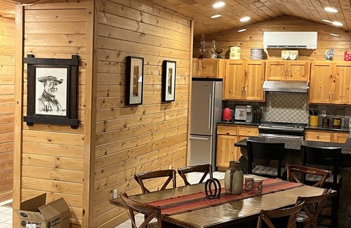 Naches Kabine | NEW LISTING! 2 Bedroom, 1 Bath cedar pine cabin on Chinook Pass