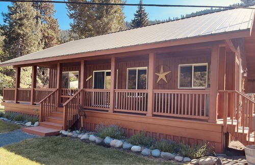 Naches Kabine | NEW LISTING! 2 Bedroom, 1 Bath cedar pine cabin on Chinook Pass