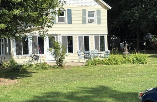 Brooklyn Haus | New listing! 3bedroom 2full bath cottage on Wamplers lake in Brooklyn, Mi.