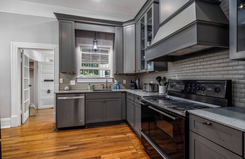 Tuscaloosa Haus | NEW Listing! BAMA House! Great for Game Day! Blocks to Stadium or Downtown!