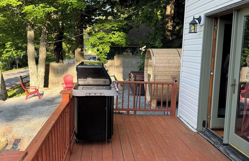 Orrington Haus | New listing. Charming 3-bedroom lake house in Orrington WiFi, Hot tub, and Sauna