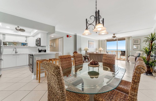 Aquarius Oceanfront Eigentumswohnung | New listing! Direct oceanfront condo with private balcony overlooking the pool and beach