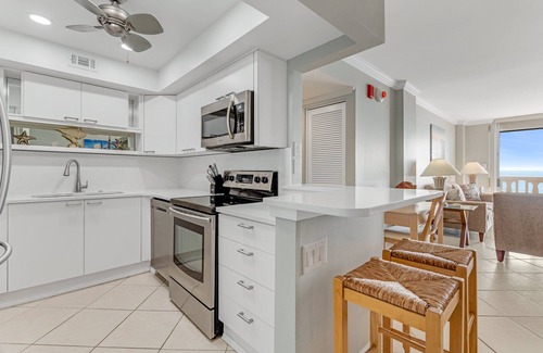 Aquarius Oceanfront Eigentumswohnung | New listing! Direct oceanfront condo with private balcony overlooking the pool and beach