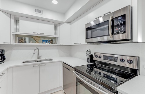 Aquarius Oceanfront Eigentumswohnung | New listing! Direct oceanfront condo with private balcony overlooking the pool and beach