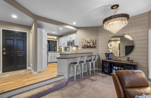 Century West Eigentumswohnung | New Listing! Mt. Bachelor Village Condo ~ Private Hot Tub ~ Views ~ Fireplace