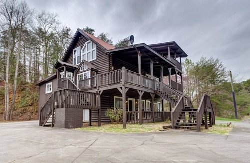 Ranger Haus | New listing! Perfect home w/ game room, balcony views, & full kitchen!