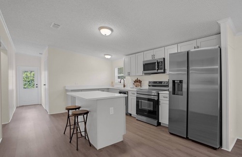 Groveland Hütte | NEW LISTING! Relaxing 4BR Hideaway in Groveland by RedAwning