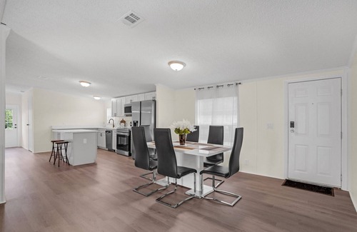 Groveland Hütte | NEW LISTING! Relaxing 4BR Hideaway in Groveland by RedAwning