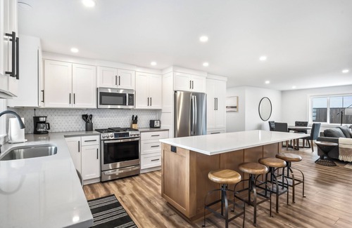 Bend Haus | New Listing! River Access ~ Fire Pit ~ Remodeled Home ~ All New Furniture!