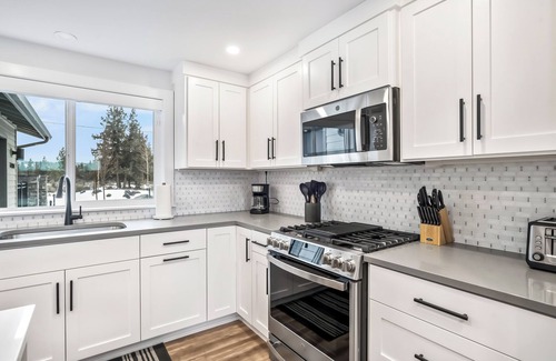 Bend Haus | New Listing! River Access ~ Fire Pit ~ Remodeled Home ~ All New Furniture!