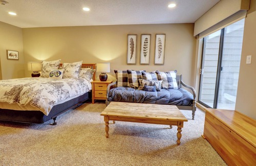 Copper Mountain Hotel | New Listing! Ski in/out Center Village Hotel Room Lots of bedding CM217