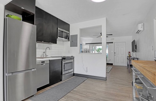 Cocoa Beach Hütte | New Listing!! Steps to the Beach, Swim Spa, Amenities Galore!!