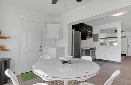 Cocoa Beach Hütte | New Listing!! Steps to the Beach, Swim Spa, Amenities Galore!!