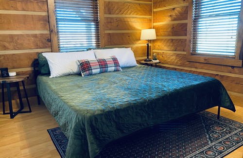 Quicksburg Kabine | ✨NEW✨ Log Cabin Minutes to Bryce Resort + Hiking + Caverns + Dog Friendly