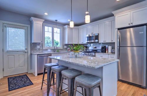New London Wohnung | New London Hideaway Near Beaches and Local Spots!