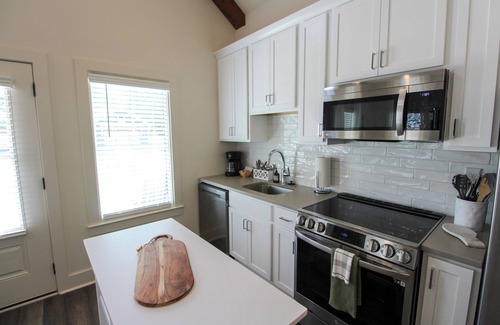 Auburn Hütte | New Luxury 1BR Cottage in Downtown Auburn!