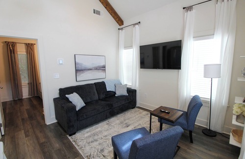 Auburn Hütte | New Luxury 1BR Cottage in Downtown Auburn!
