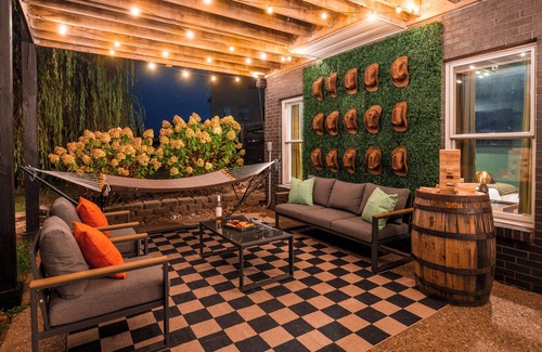 Shelby County Haus | *NEW* LUXURY HOME: HEATED POOL-HOT TUB-SAUNA-FIREPIT-GAME ROOM-SPEAKEASY-6 BEDS/5 BATHS-5 KING BEDS