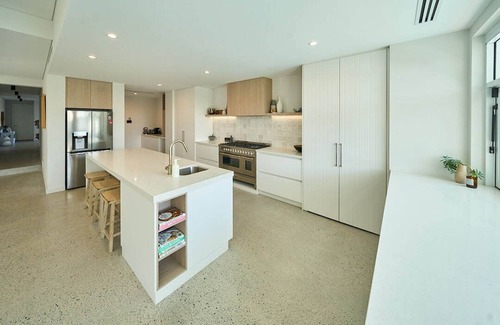 Bouvet Island Haus | New Luxury Home with pool - Sleeps 12 walking distance to shops & beaches!