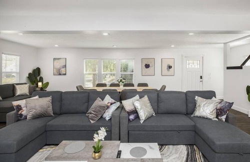 South Bend Villa | NEW Luxury Spacious & 10 min Driving to Notre Dame!