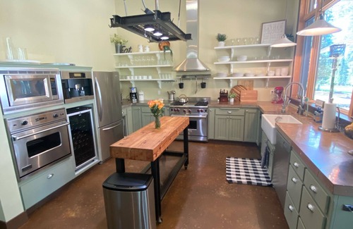 Lake Almanor West Haus | NEW!! Modern and Spacious high-end home! Newly renovated! On golf course!