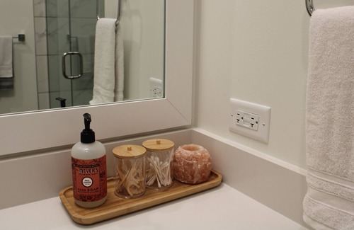 Oak Brook Wohnung | New modern and upscale 1-bedroom rental unit with great amenities!