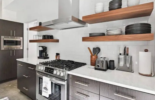 Morrisonville Hütte | New Modern Cabin on 2 Acres with Water Views