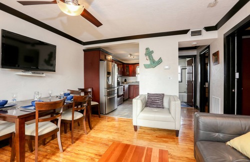 New Smyrna Beach Wohnung | Neuer moderner Designer 2BR, 1BA neben Intercoastal Access. Parkplatz vorhanden