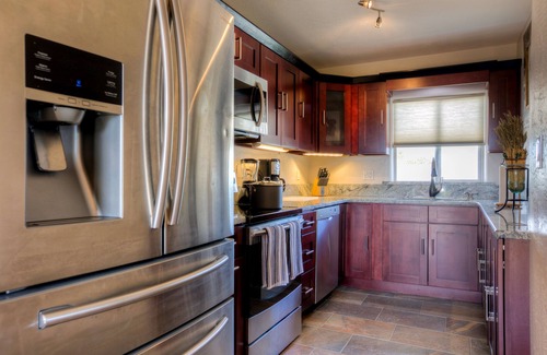 New Smyrna Beach Wohnung | Neuer moderner Designer 2BR, 1BA neben Intercoastal Access. Parkplatz vorhanden