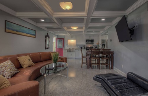 New Smyrna Beach Wohnung | Neuer moderner Designer 2BR, 1BA neben Intercoastal Access. Parkplatz vorhanden