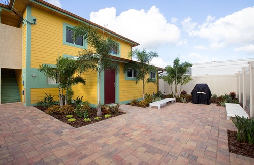 New Smyrna Beach Wohnung | Neuer moderner Designer 2BR, 1BA neben Intercoastal Access. Parkplatz vorhanden