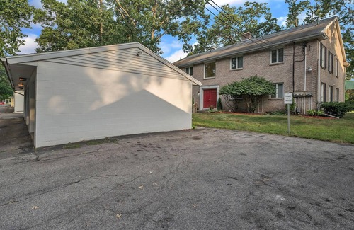 Bedford Wohnung | NEW! Modern Loft 15 Min to Downtown Toledo