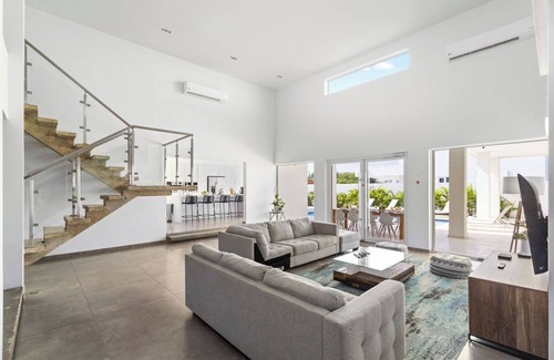 Esmeralda Villa | NEW Modern Villa ~ Jacuzzi ~Pvt Pool ~ Close2Beach