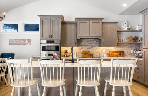 Cascade Haus | New Mountain Bluebird - walk to lake, golf, and town - game rm - family friendly - sleeps 14