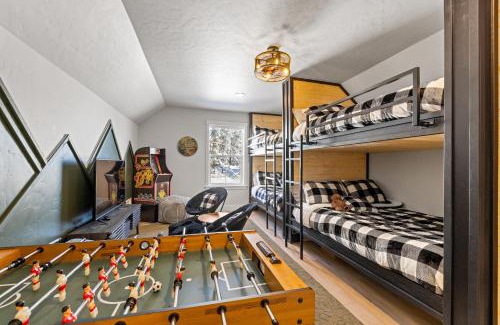 Cascade Haus | New Mountain Bluebird - walk to lake, golf, and town - game rm - family friendly - sleeps 14