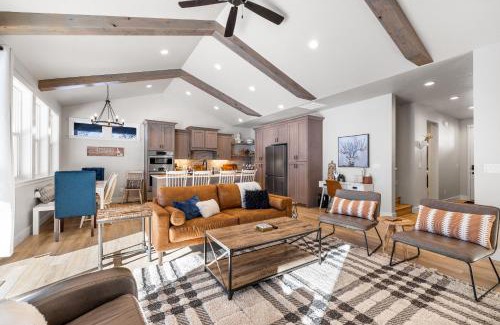 Cascade Haus | New Mountain Bluebird - walk to lake, golf, and town - game rm - family friendly - sleeps 14