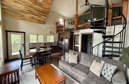 Drummond Kabine | New Mountain Cabin perfect for outdoor enthusiasts- hiking, fishing, relaxing!