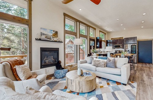 Truckee Haus | New, mountain-modern cabin with gas fireplace & great location